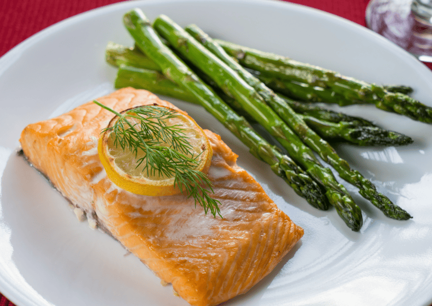 High-protein recipes: salmon and asparagus