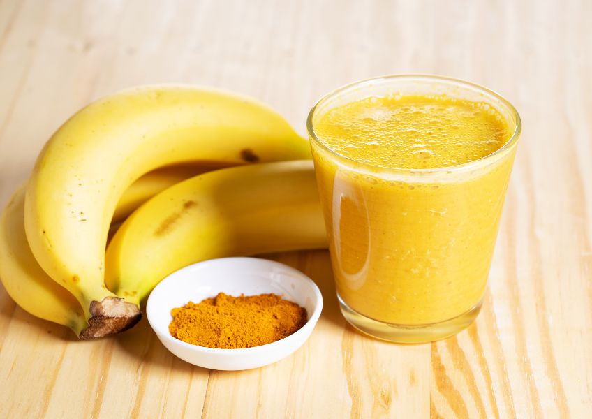 Discover the Heart-Healthy Benefits Of A Turmeric Banana Smoothie